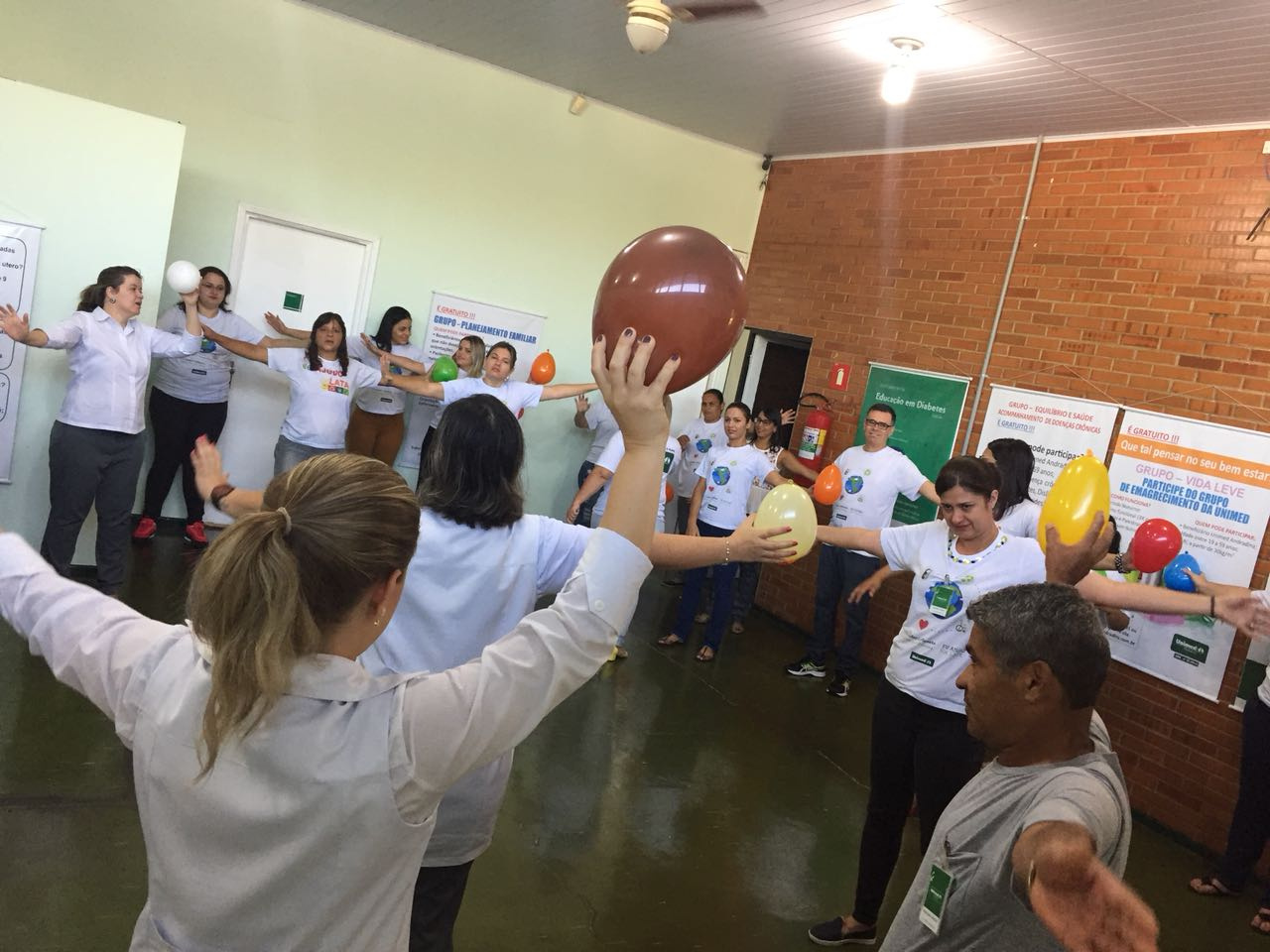 Unimed Andradina realiza ginástica laboral com os colaboradores.