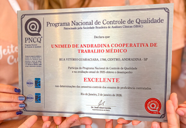 Laboratório Unimed Andradina recebe placa de reconhecimento do Programa Nacional de Controle de Qualidade (PNCQ).