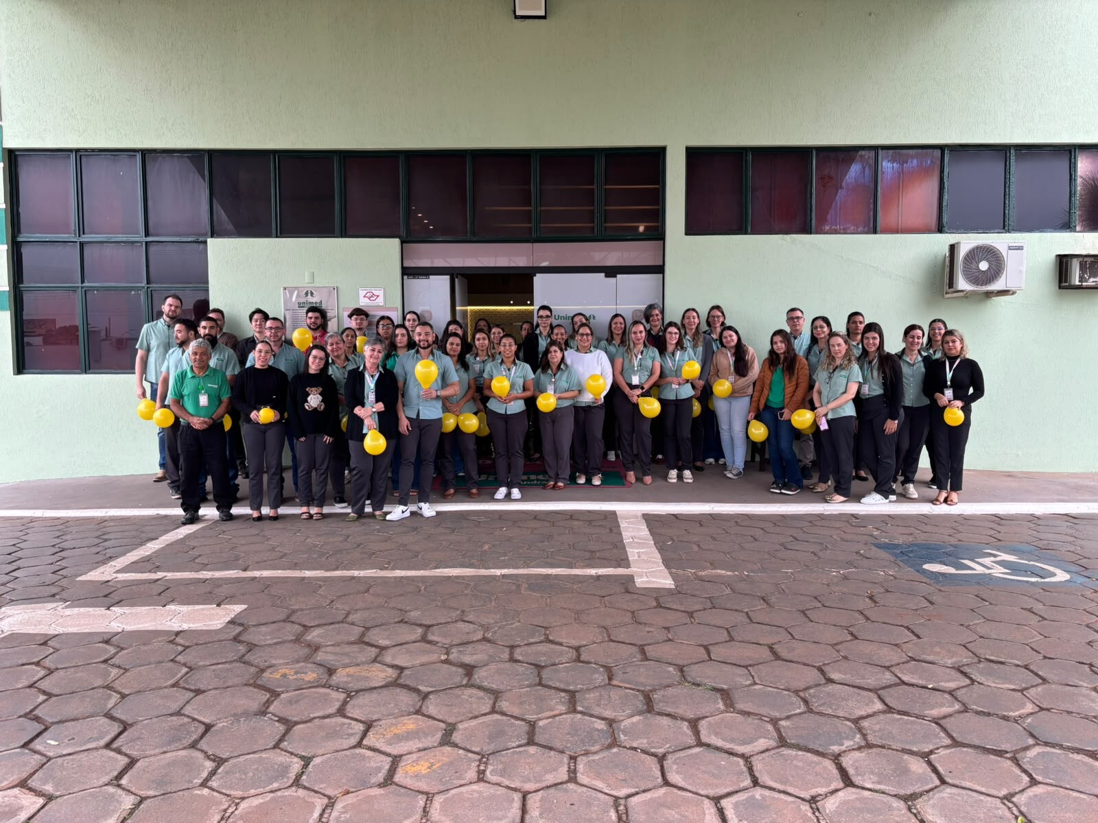 Unimed Andradina realiza hasteamento da bandeira amarela em alusão ao Setembro Amarelo