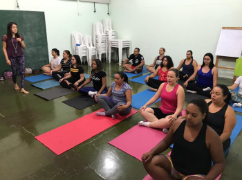 Grupo Vida Leve participa de aula de Yoga