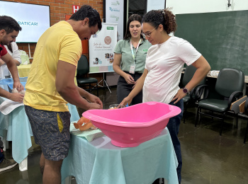 Programa Amor Pleno promove aula prática sobre os primeiros cuidados com o recém-nascido