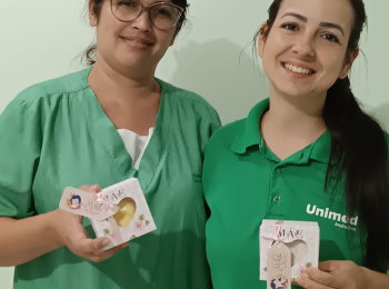Colaboradoras da Unimed Andradina recebem lembrança do Dia das Mães