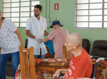 Unimed celebra o Dia do Idoso com ação especial no Asilo São Vicente de Paula