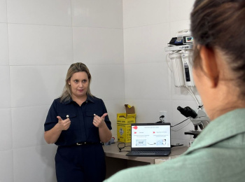 Equipe técnica participa de treinamento de atualização em coleta laboratorial com foco em segurança e qualidade