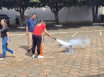 Colaboradores da Unimed Andradina participam de treinamento de Brigada de Incêndio