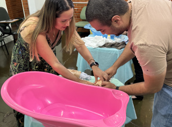 Programa Amor Pleno promove aula prática sobre os primeiros cuidados com o recém-nascido