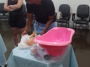 Grupo Amor Pleno aborda cuidados com o recém-nascido em mais um encontro especial