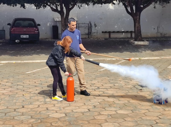 Colaboradores da Unimed Andradina participam de treinamento de Brigada de Incêndio