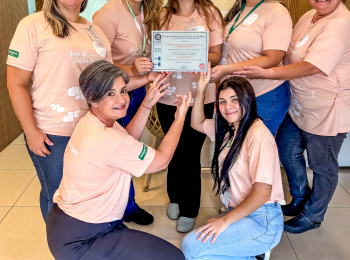Laboratório Unimed Andradina recebe placa de reconhecimento do Programa Nacional de Controle de Qualidade (PNCQ).
