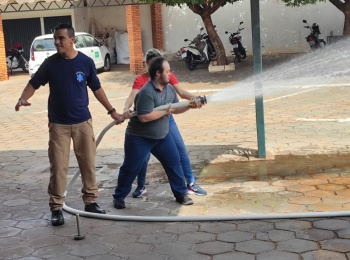 Colaboradores da Unimed Andradina participam de treinamento de Brigada de Incêndio