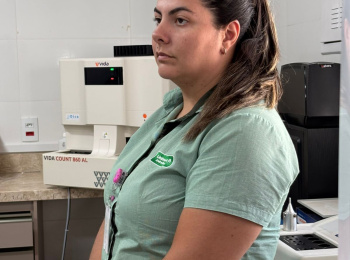 Equipe técnica participa de treinamento de atualização em coleta laboratorial com foco em segurança e qualidade