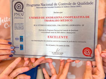 Laboratório Unimed Andradina recebe placa de reconhecimento do Programa Nacional de Controle de Qualidade (PNCQ).