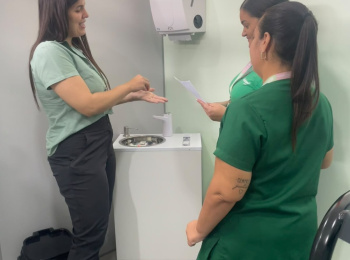 Unimed Andradina reforça a importância da higiene das mãos em ação com colaboradores