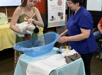 Programa Amor Pleno promove aula prática sobre os primeiros cuidados com o recém-nascido