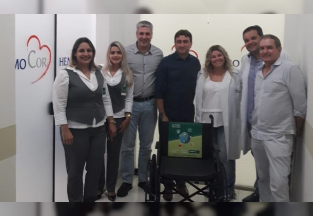 Unimed Andradina entrega cadeira de rodas para o Hemocori