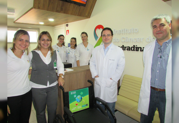 Unimed Andradina entrega cadeira de rodas para o ICAN 