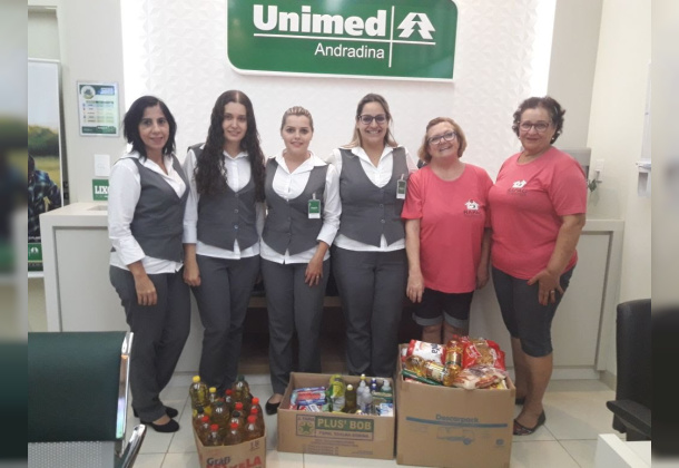 Unimed Andradina doa alimentos para a RAPAC