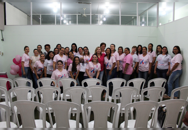 Colaboradoras da Unimed Andradina participam de palestra sobre câncer