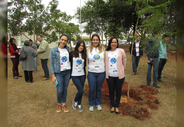 Unimed Andradina participa de plantio de árvores