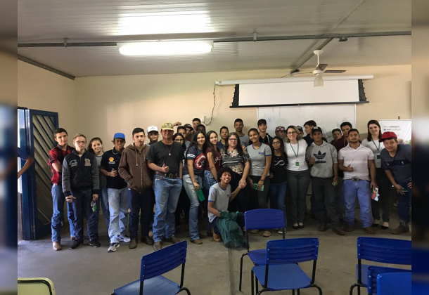 Psicóloga da Unimed Andradina ministra palestra sobre Bullying