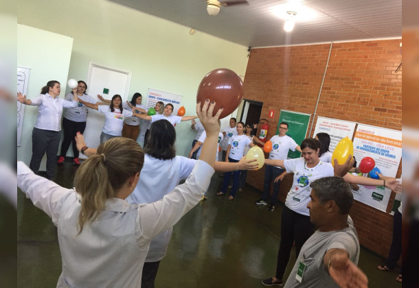 Unimed Andradina realiza ginástica laboral com os colaboradores.