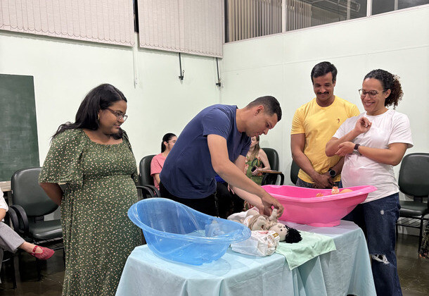 Programa Amor Pleno promove aula prática sobre os primeiros cuidados com o recém-nascido
